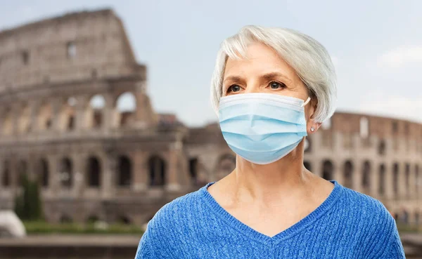 Senior kvinna i skyddande medicinsk mask i Italien — Stockfoto