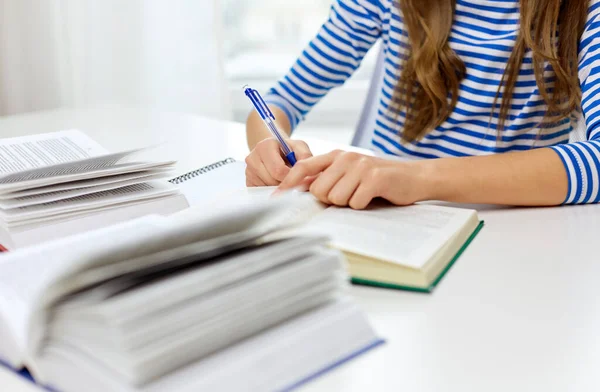 Close-up van student meisje schrijven naar oefenboek — Stockfoto