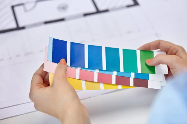 Diseñadores manos con paletas de colores y planos — Foto de Stock