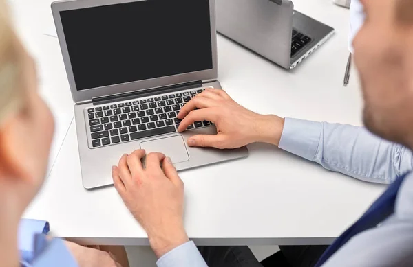 Close-up de empresários com laptop no escritório — Fotografia de Stock