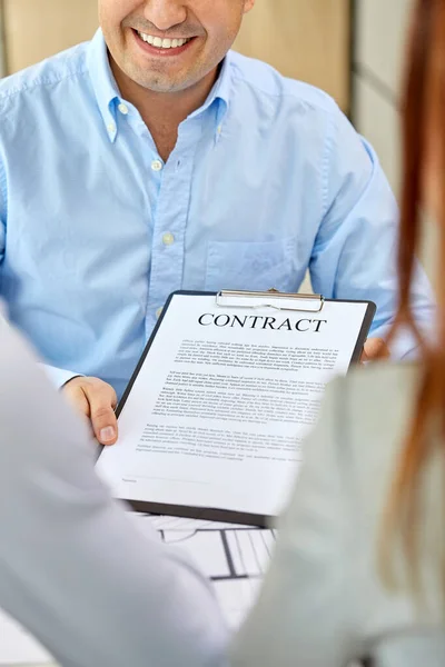 Makelaar toont contractdocument aan klanten — Stockfoto