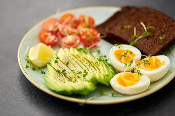 Abacate, ovos, pão torrado e tomate cereja — Fotografia de Stock