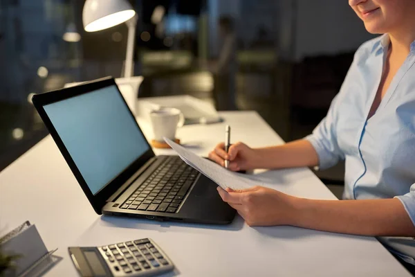 Femme d'affaires avec des papiers travaillant au bureau de nuit — Photo