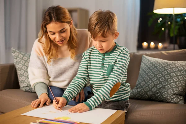Moeder en zoon met potloden thuis tekenen — Stockfoto