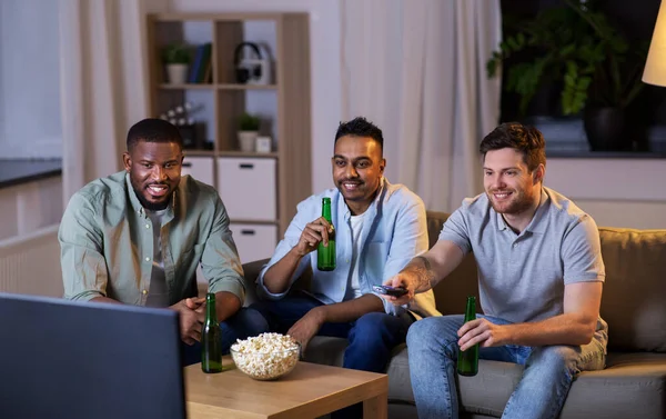 Heureux amis masculins avec bière regarder la télévision à la maison — Photo