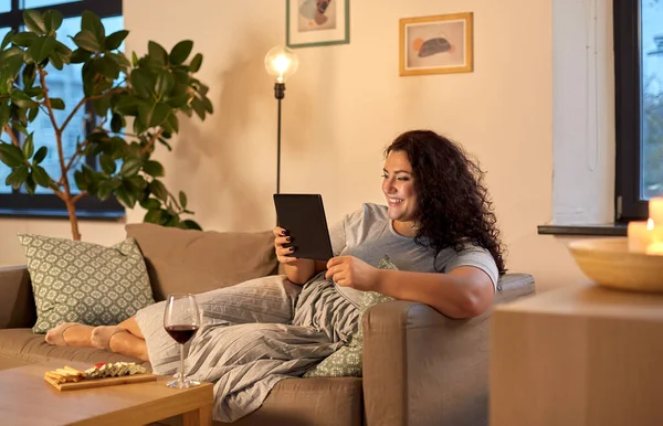 Frau mit Tablet-PC, Rotwein und Snacks zu Hause — Stockfoto