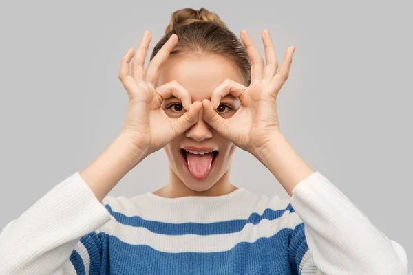 Drôle adolescent fille regarder à travers doigt lunettes — Photo