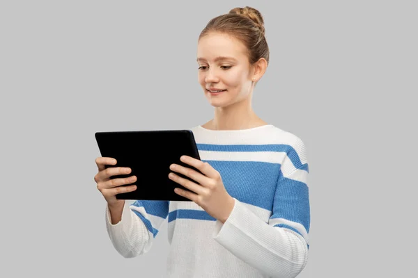 Χαρούμενη χαμογελαστή έφηβη χρησιμοποιώντας τον υπολογιστή tablet — Φωτογραφία Αρχείου