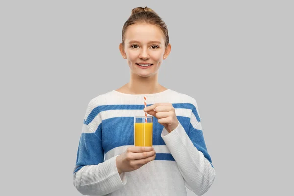 Sorridente ragazza adolescente in possesso di un bicchiere di succo d'arancia — Foto Stock