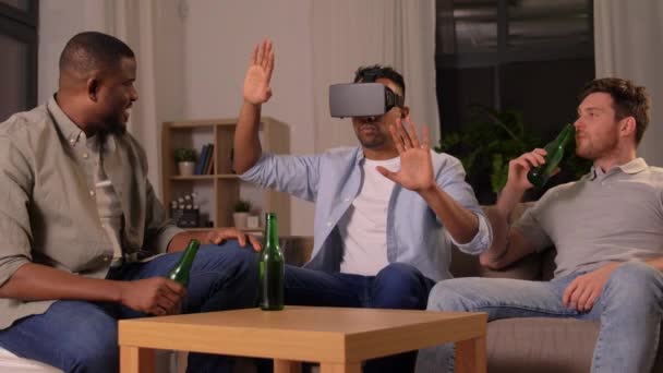 Мужчины с VR очками дома по ночам — стоковое видео