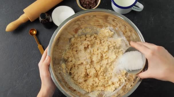 Женские руки делают тесто и наливают молоко — стоковое видео