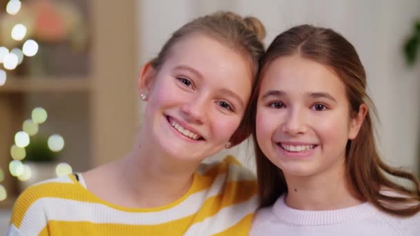 Портрет счастливых девочек-подростков дома — стоковое видео