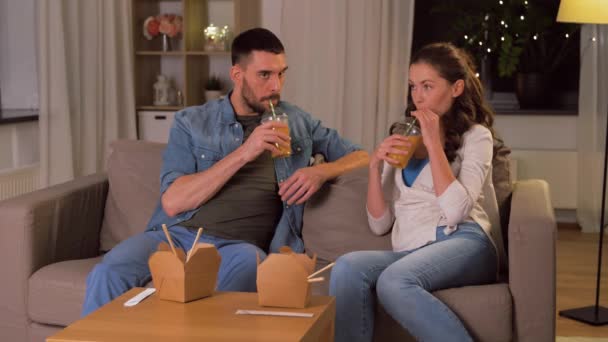 Ευτυχισμένο ζευγάρι πίνοντας χυμό στο σπίτι — Αρχείο Βίντεο