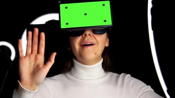 Mujer feliz en gafas vr sobre fondo oscuro — Vídeos de Stock