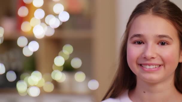 Портрет счастливой девочки-подростка дома — стоковое видео