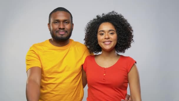 Feliz casal afro-americano mostrando polegares para cima — Vídeo de Stock