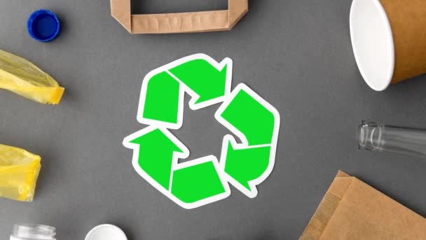 Πράσινο σύμβολο ανακύκλωσης με οικιακά απορρίμματα σε γκρι — Αρχείο Βίντεο