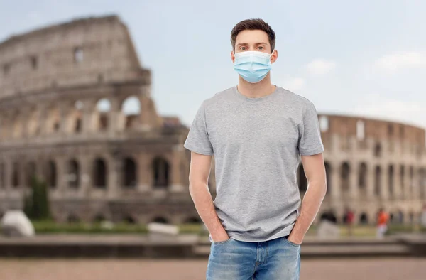 Man wearing protective medical mask in italy — Stock Photo, Image