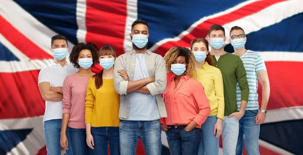 Lidé v lékařských maskách na ochranu před virem — Stock fotografie