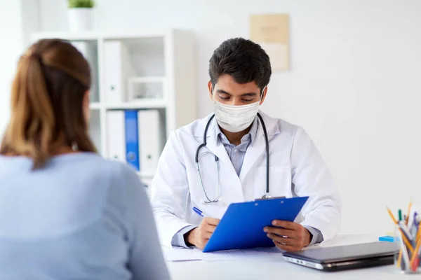 Doctor in medical mask and patient at hospital — Stock Photo, Image