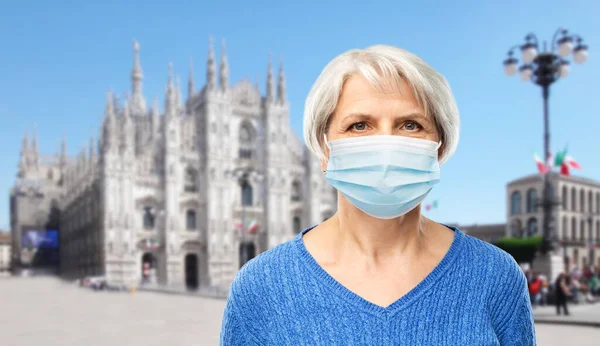 Starsza kobieta w ochronnej masce medycznej we Włoszech — Zdjęcie stockowe