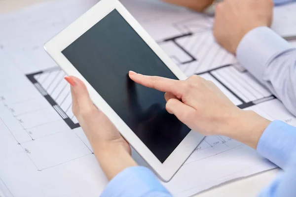Arquitectos con tablet pc y plano en la oficina — Foto de Stock
