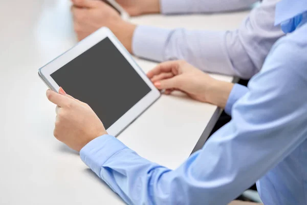 Close-up de empresária com tablet pc no escritório — Fotografia de Stock