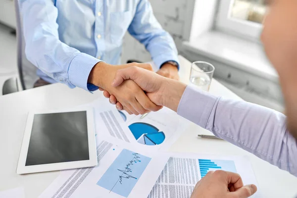 Close up of businessmen making handshake at office — Stock Photo, Image