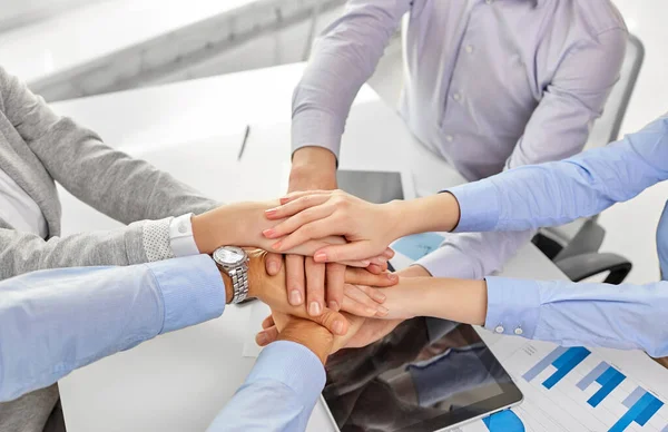 Nahaufnahme eines Geschäftsteams, das im Büro die Hände stapelt — Stockfoto