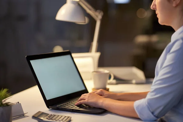 Femme d'affaires avec ordinateur portable au bureau de nuit sombre — Photo