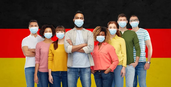 Pessoas em máscaras médicas de proteção contra vírus — Fotografia de Stock