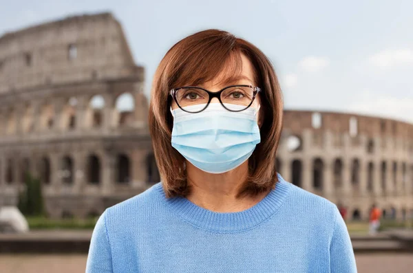 Senior kvinna i skyddande medicinsk mask i Italien — Stockfoto