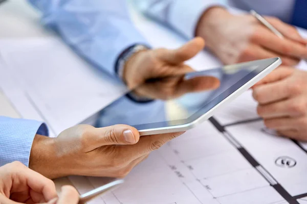 Arquitetos com tablet pc e planta no escritório — Fotografia de Stock