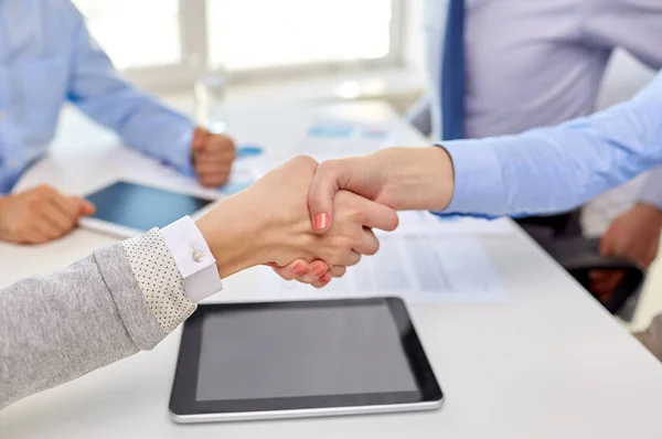 Primo piano di imprenditori che fanno stretta di mano — Foto Stock