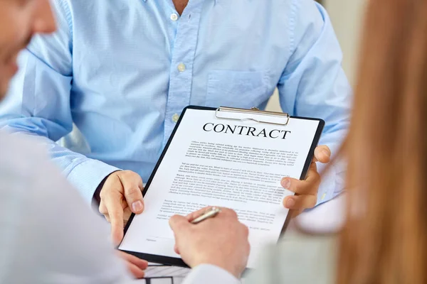 Klant ondertekening contract document op kantoor — Stockfoto