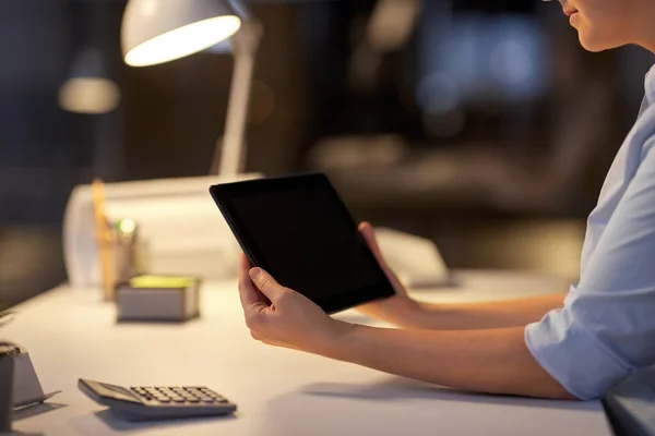 Podnikatelka s tabletovým počítačem v noční kanceláři — Stock fotografie