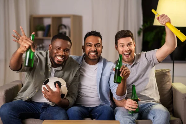 Freunde oder Fußballfans mit Ball und Bier zu Hause — Stockfoto