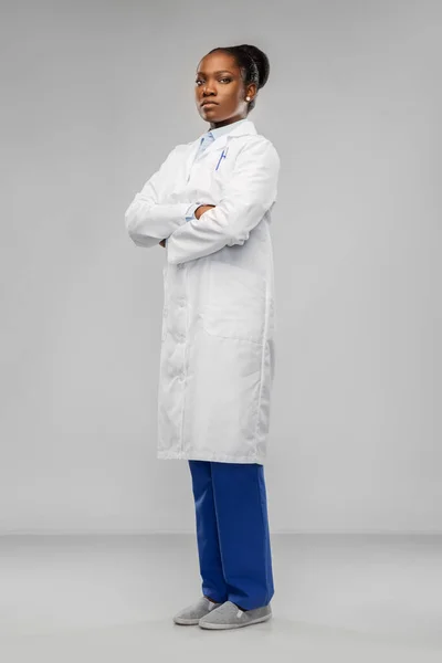 Afrikanisch-amerikanische Ärztin oder Wissenschaftlerin — Stockfoto