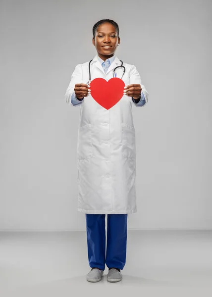 Africká americká lékařka s červeným srdcem — Stock fotografie