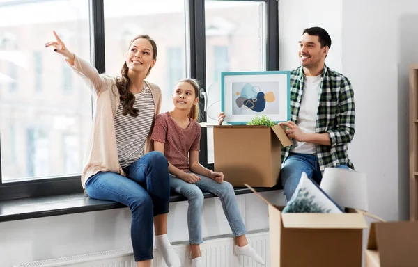 Familia feliz con el niño mudándose a un nuevo hogar — Foto de Stock