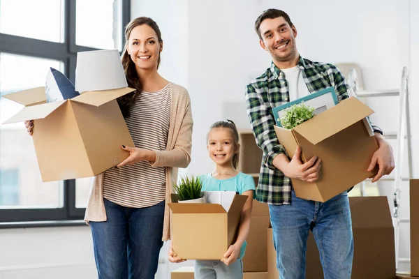 Famille heureuse avec enfant déménageant dans une nouvelle maison — Photo