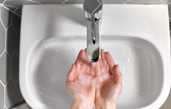 Nahaufnahme einer Frau, die sich die Hände mit Flüssigseife wäscht — Stockfoto