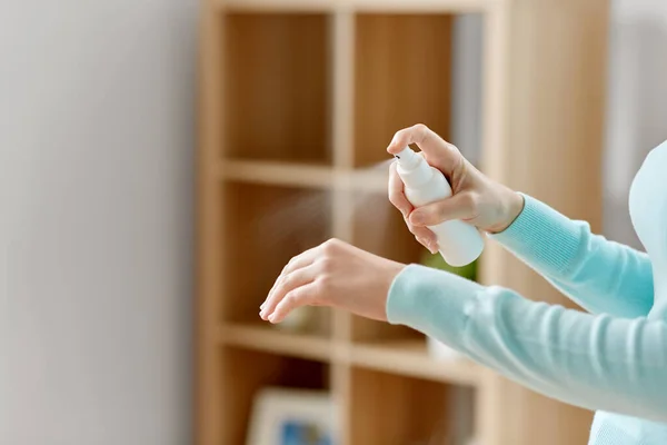 Gros plan de femme pulvérisation désinfectant pour les mains — Photo