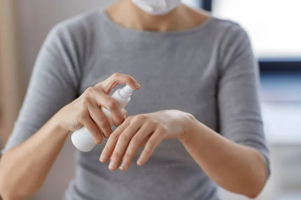 Close-up van de vrouw spuiten hand sanitizer — Stockfoto