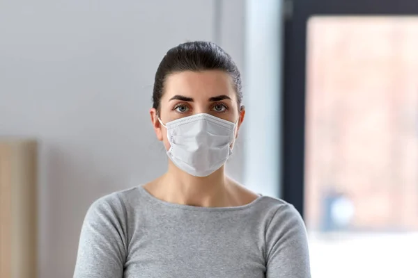 Fiatal nő visel védő orvosi maszk — Stock Fotó