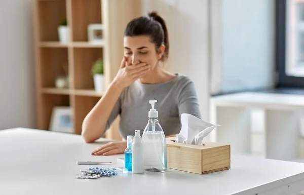 Medicamentos y mujeres enfermas tosiendo en casa —  Fotos de Stock