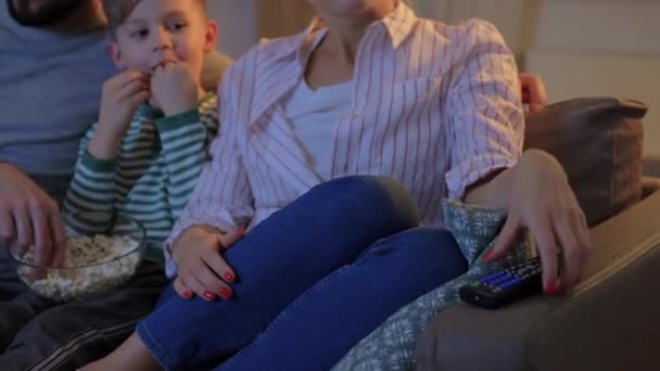 Familia feliz con palomitas de maíz viendo la televisión en casa — Vídeo de stock