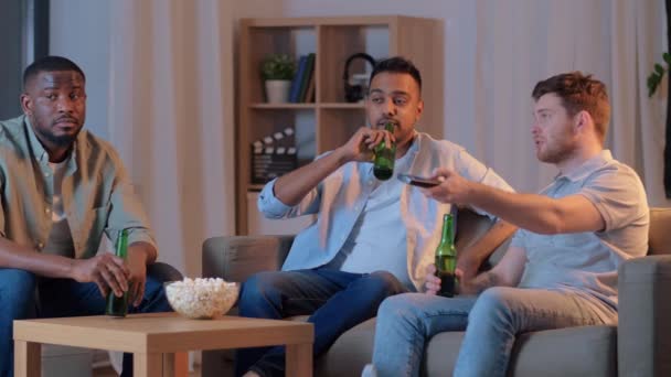 Feliz macho amigos con cerveza viendo tv en casa — Vídeo de stock