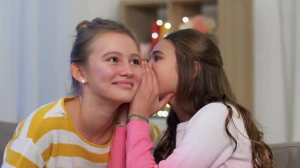 Χαρούμενα έφηβα κορίτσια κουτσομπολεύουν στο σπίτι — Αρχείο Βίντεο