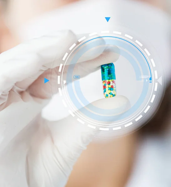 Close up of scientist holding pill in lab — Stock Photo, Image